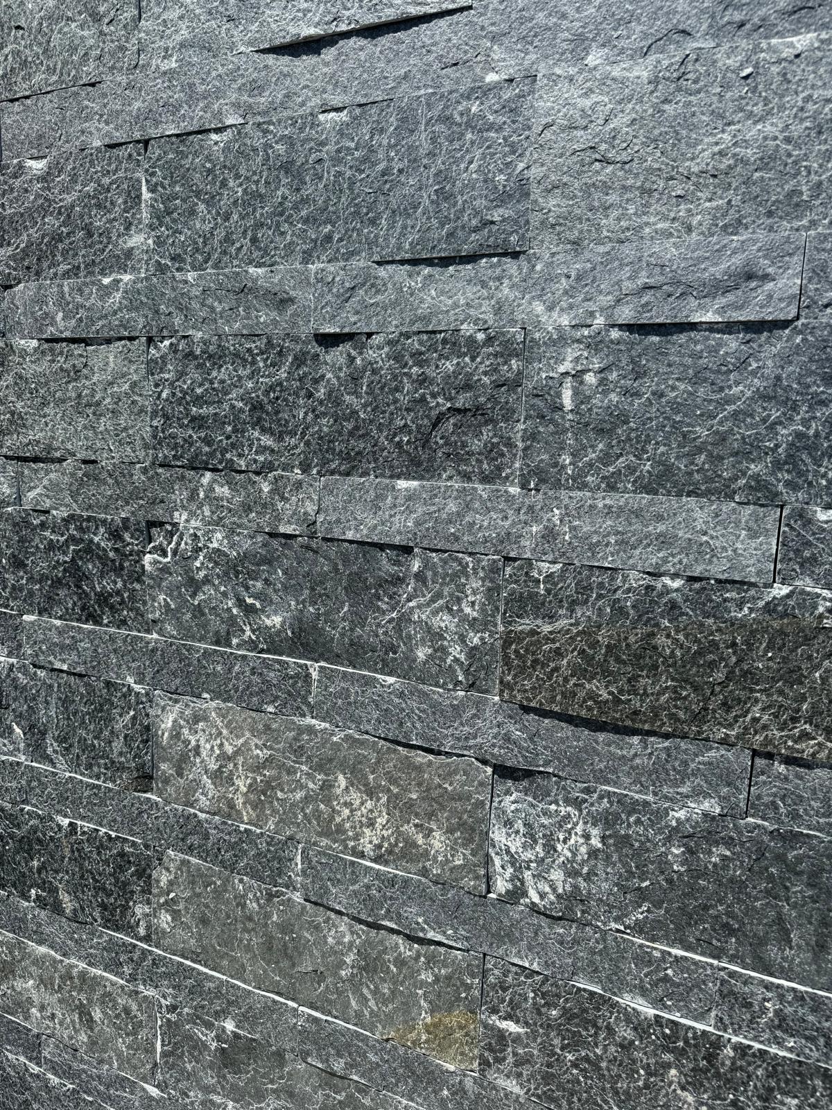 Multicolour stacked stone veneer wall installation